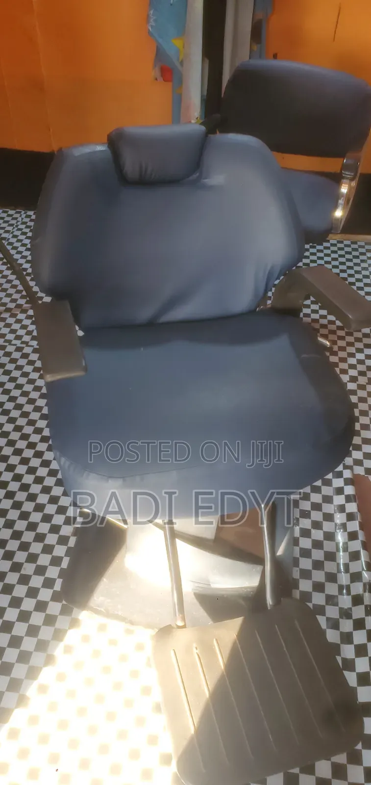 Saloon Seat