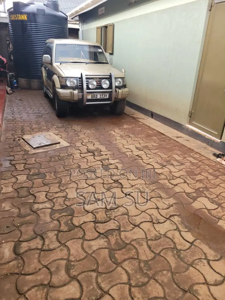 Mitsubishi Pajero 2.5 D Sport 1999 Gold