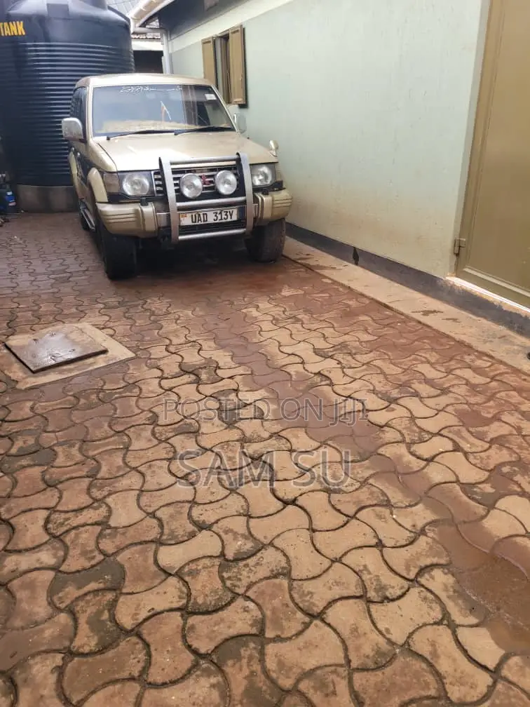 Mitsubishi Pajero 2.5 D Sport 1999 Gold