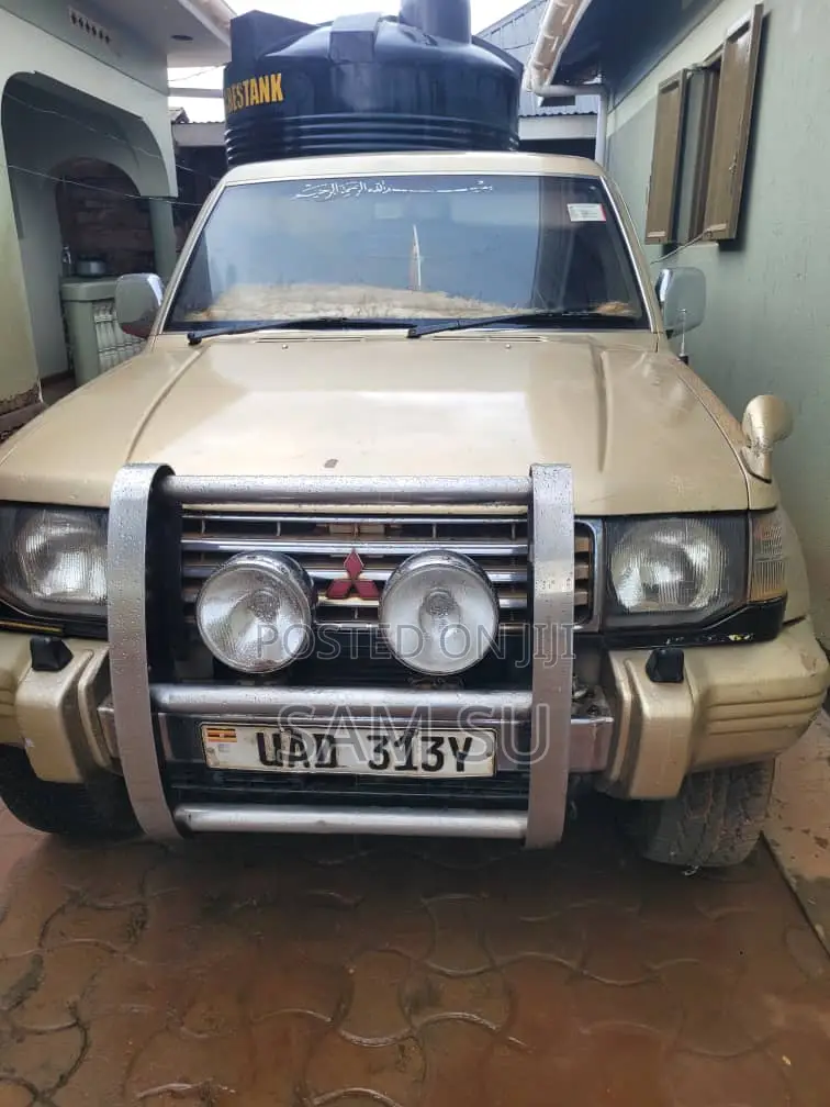 Mitsubishi Pajero 2.5 D Sport 1999 Gold