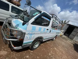 Toyota HiAce 2003 White
