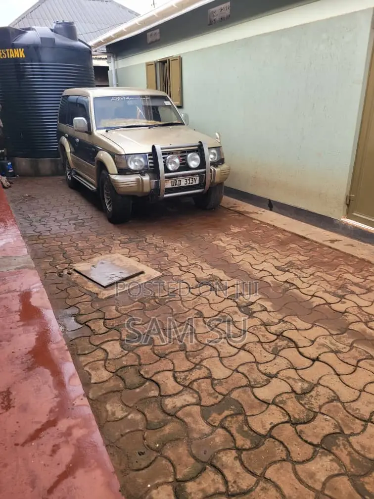 Mitsubishi Pajero 1999 Gold