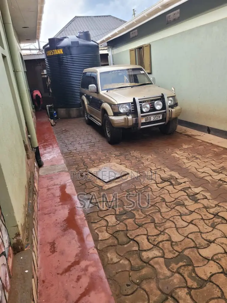 Mitsubishi Pajero 1999 Gold