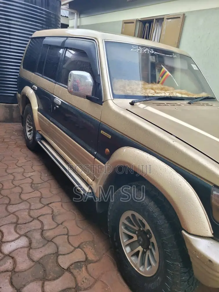 Mitsubishi Pajero 1999 Gold