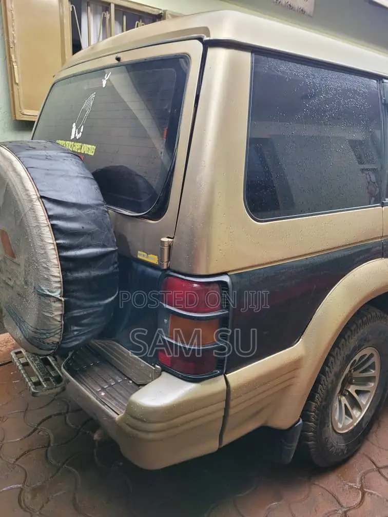 Mitsubishi Pajero 1999 Gold