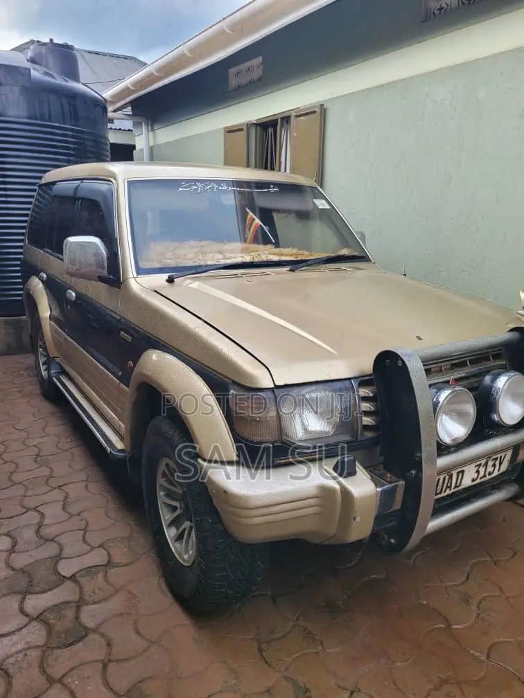 Mitsubishi Pajero 1999 Gold