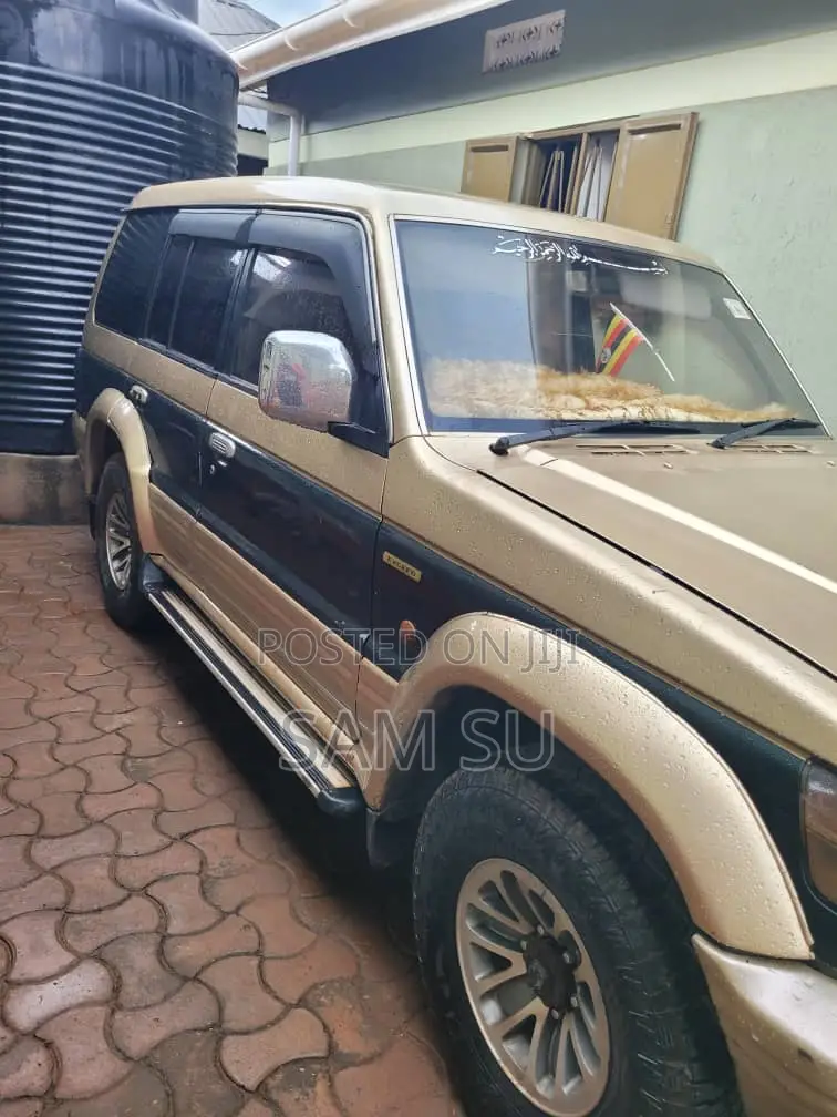 Mitsubishi Pajero 1999 Gold