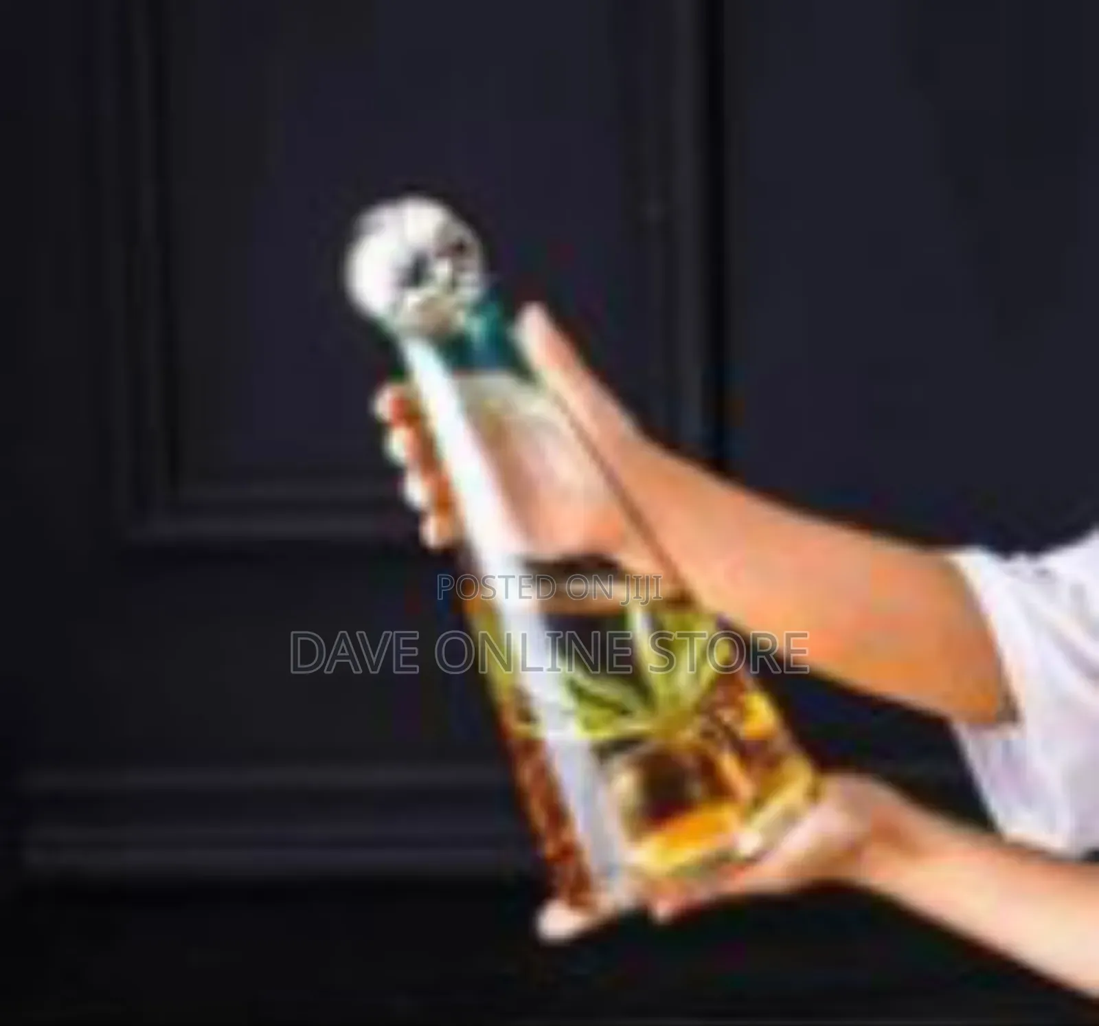 Elegant Glass Carafe and Tumbler Set With Spherical Wooden Lid