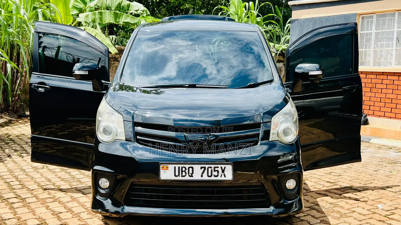Toyota Noah 2.0 143hp AWD (8 Seater) 2011 Black