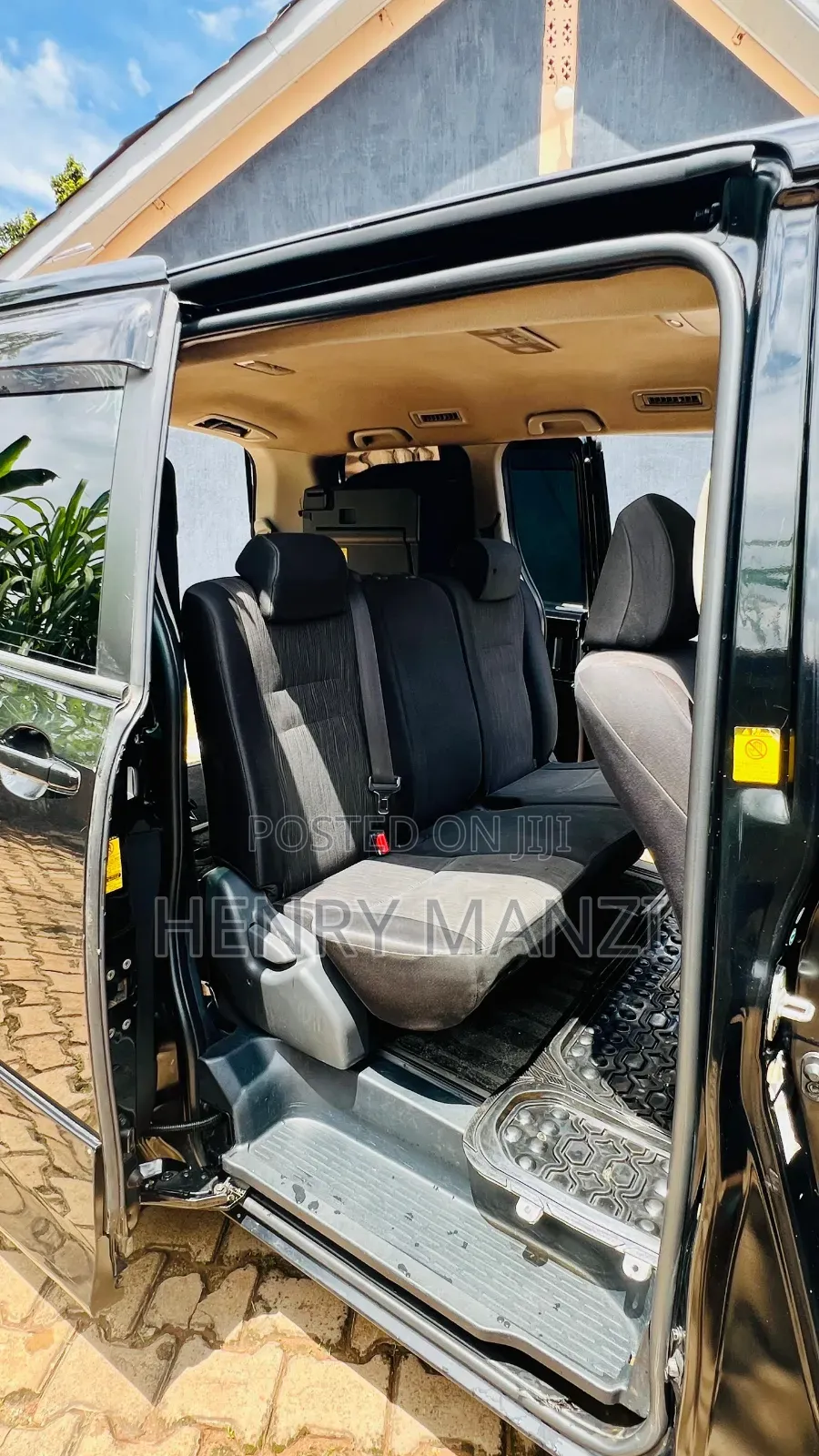 Toyota Noah 2.0 143hp AWD (8 Seater) 2011 Black