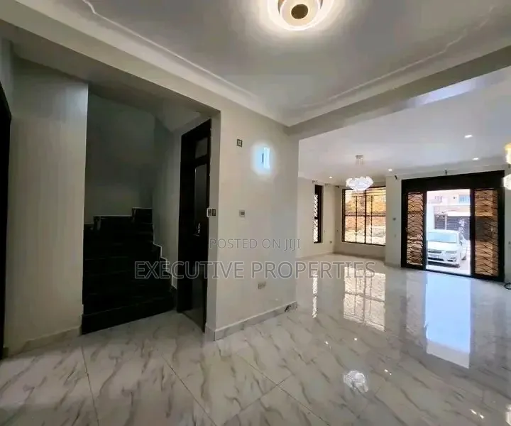 3bdrm Maisonette in Muyenga, Central Division for rent