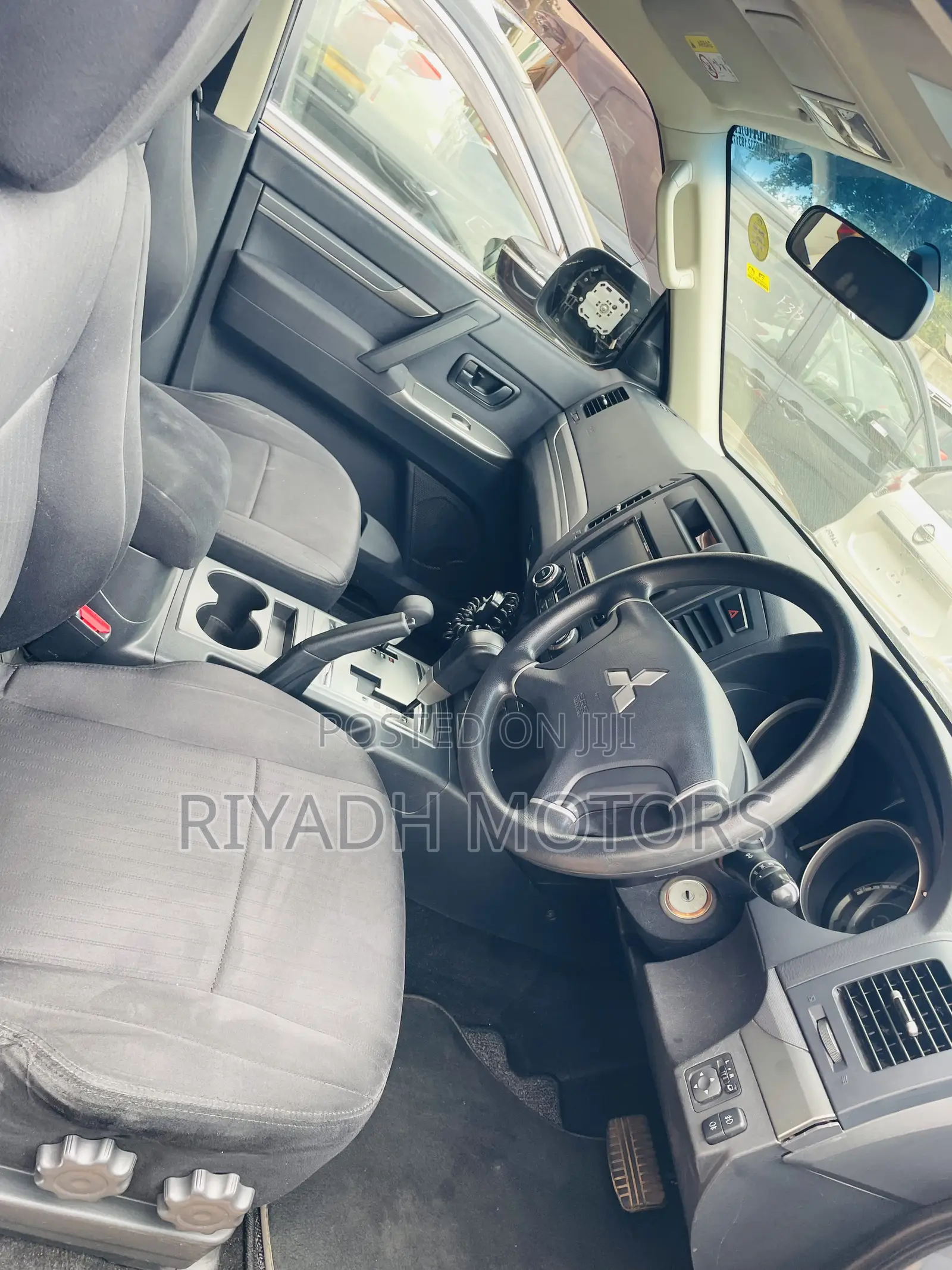 Mitsubishi Pajero V80 3.0 VR-I 2013 Silver