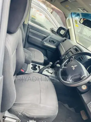 Mitsubishi Pajero V80 3.0 VR-I 2013 Silver