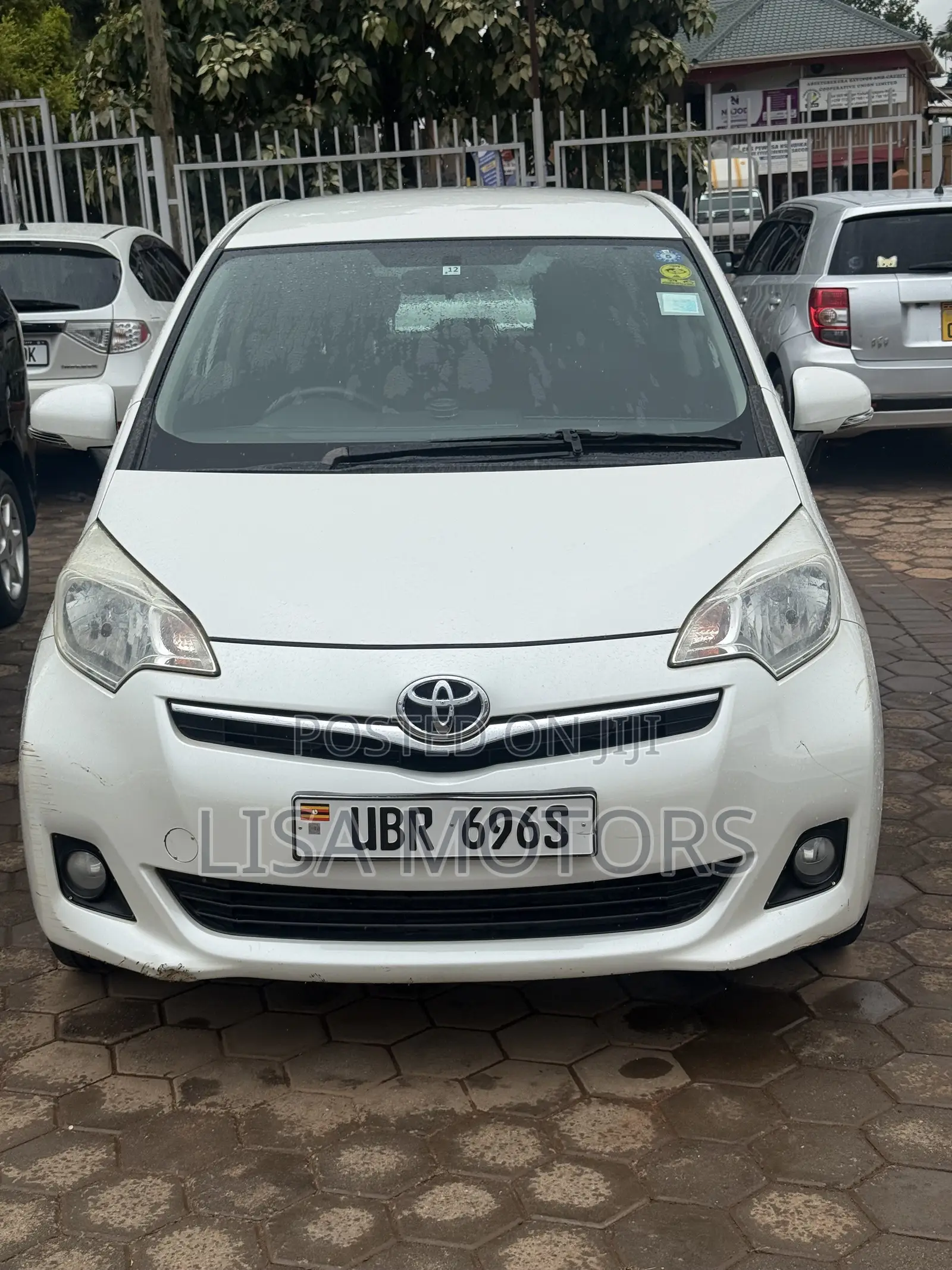 Toyota Ractis 1.3 FWD 2011 White