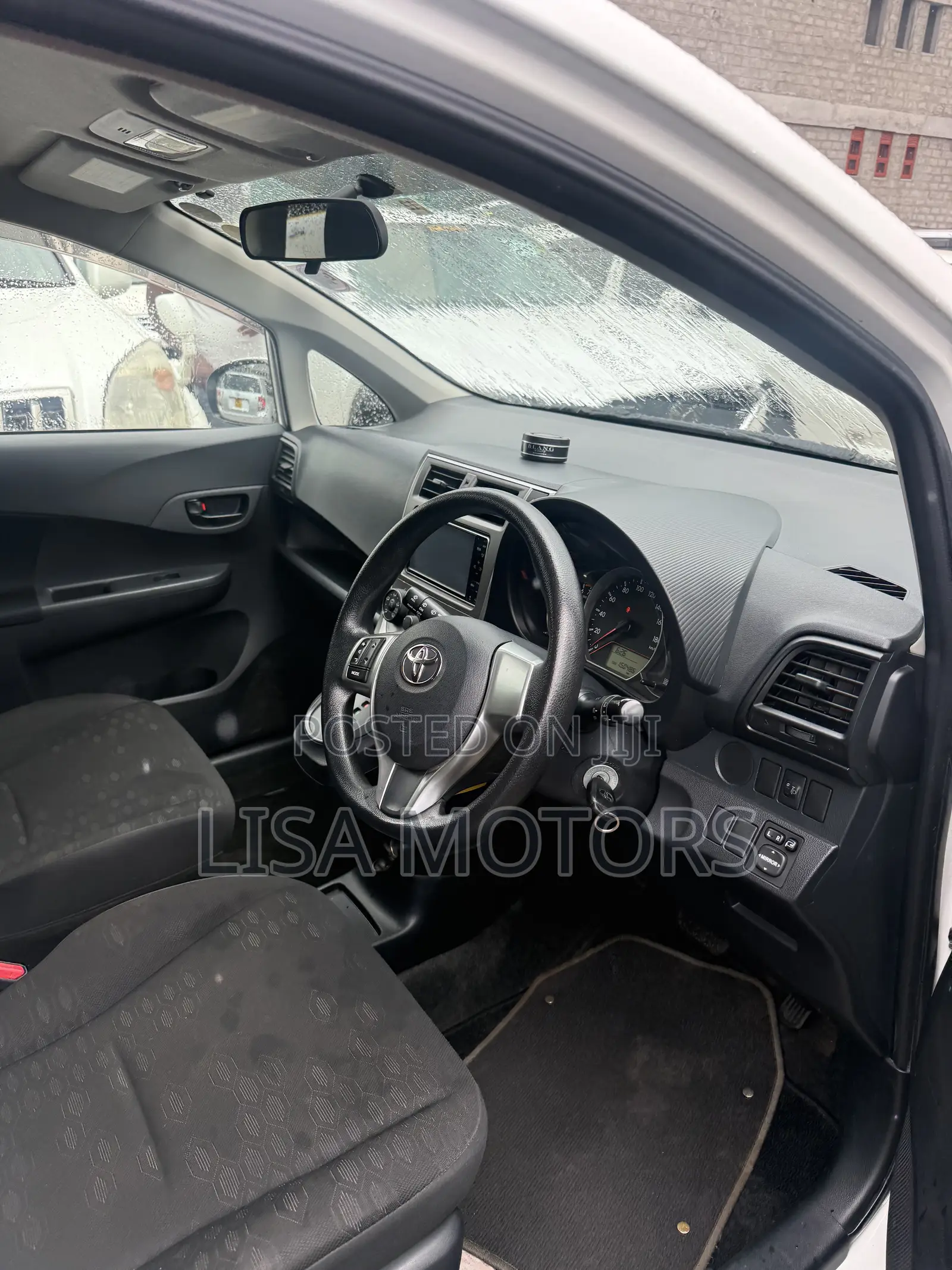 Toyota Ractis 1.3 FWD 2011 White