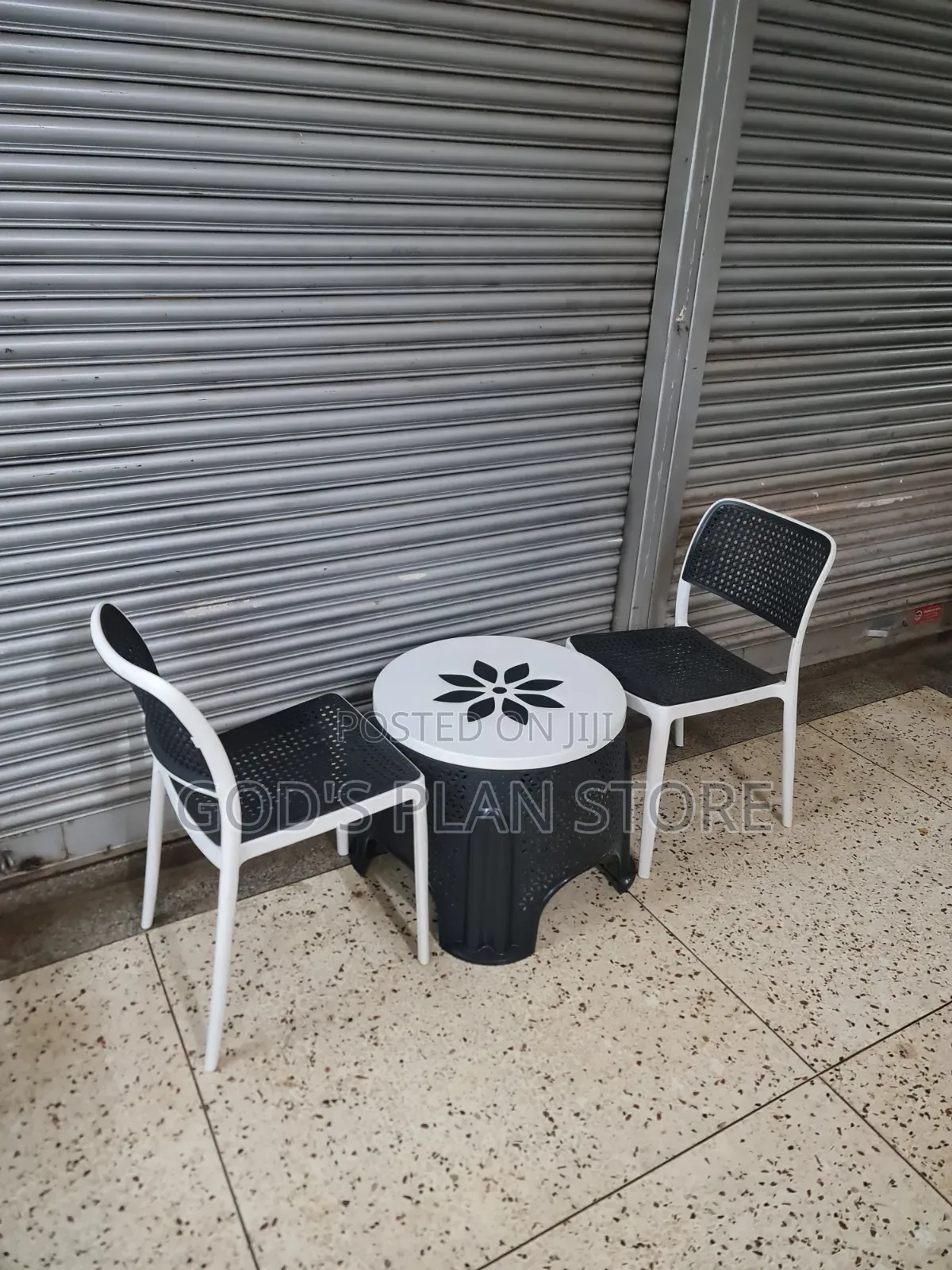 Rustic Plastic Coffee Table/Dining Plastic Table and 2 Chairs