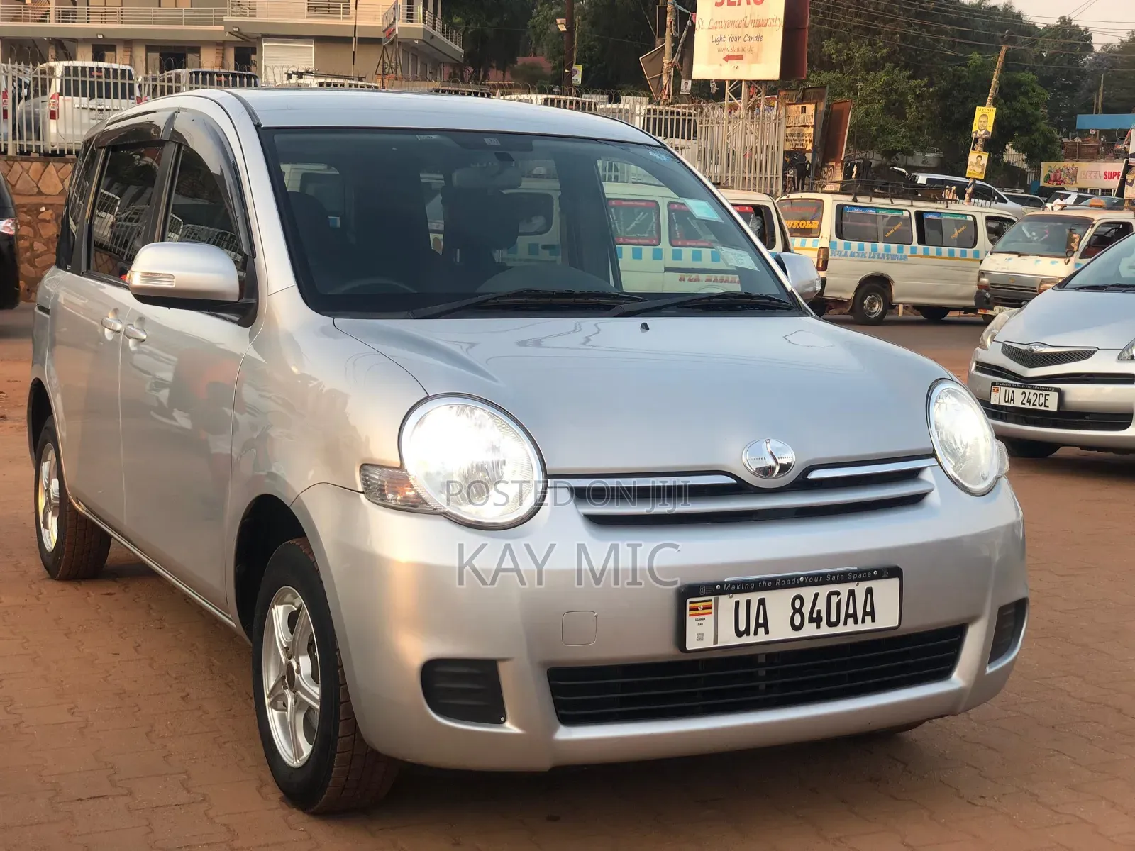 Toyota Sienta 2011 Silver
