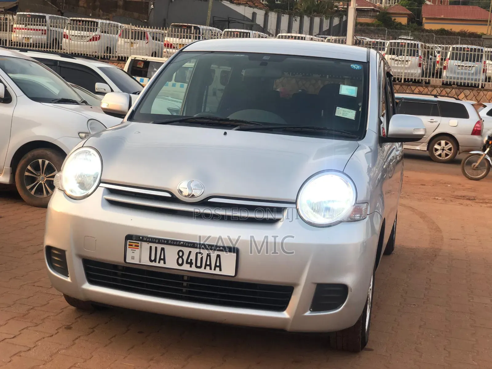 Toyota Sienta 2011 Silver