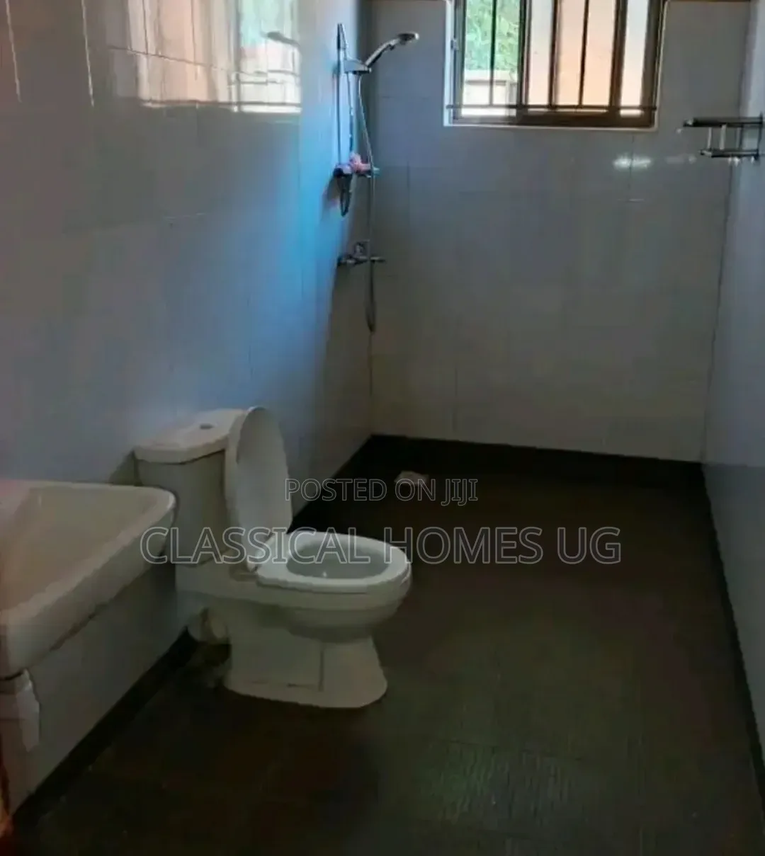 3bdrm Apartment in Mutundwe, Central Division for rent