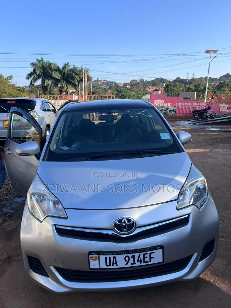 Toyota Ractis 1.3 FWD 2011 Silver