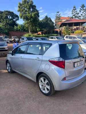 Toyota Ractis 1.3 FWD 2011 Silver