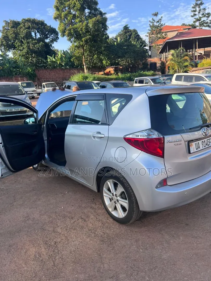 Toyota Ractis 1.3 FWD 2011 Silver