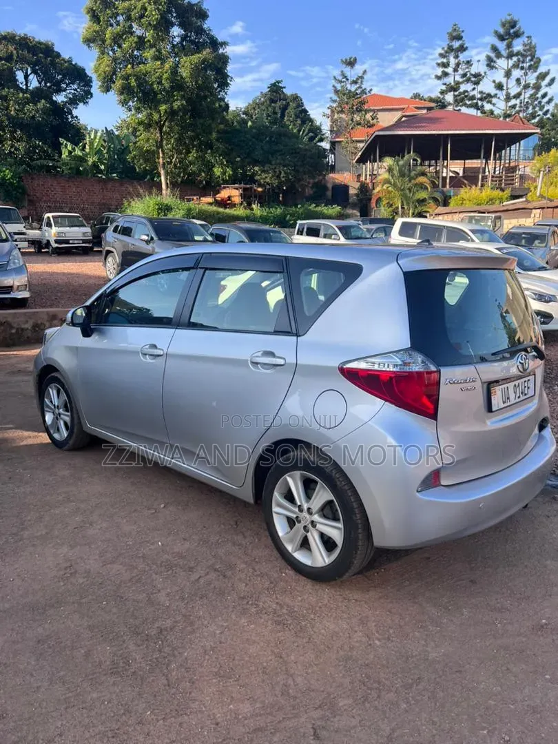 Toyota Ractis 1.3 FWD 2011 Silver