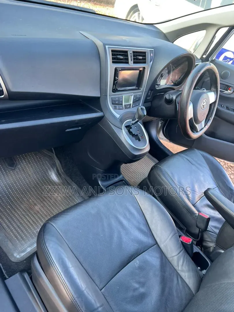 Toyota Ractis 1.3 FWD 2011 Silver