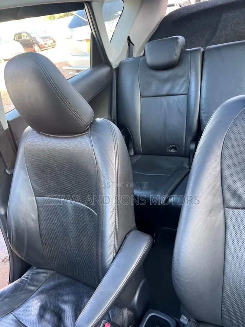 Toyota Ractis 1.3 FWD 2011 Silver