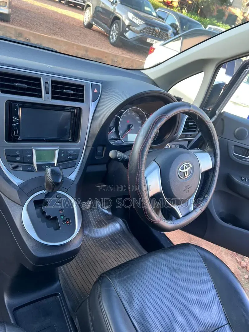 Toyota Ractis 1.3 FWD 2011 Silver