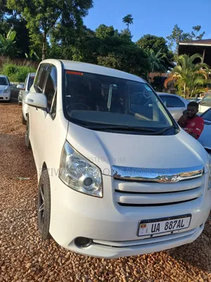 Toyota Noah 2.0 143hp FWD (8 Seater) 2012 White