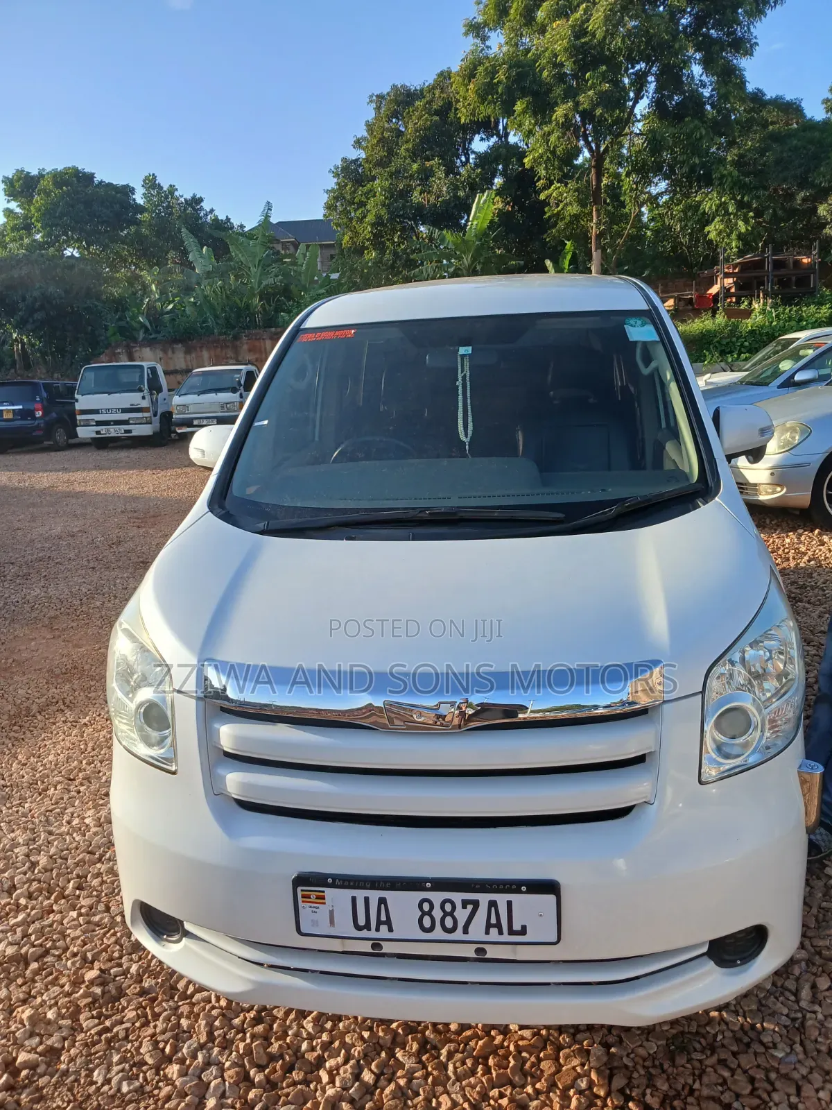 Toyota Noah 2.0 143hp FWD (8 Seater) 2012 White