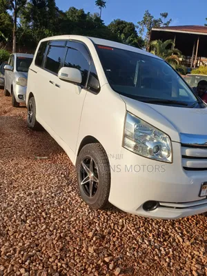 Toyota Noah 2.0 143hp FWD (8 Seater) 2012 White