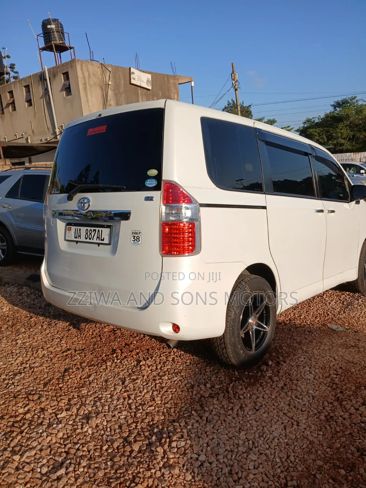 Toyota Noah 2.0 143hp FWD (8 Seater) 2012 White