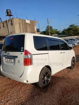 Toyota Noah 2.0 143hp FWD (8 Seater) 2012 White