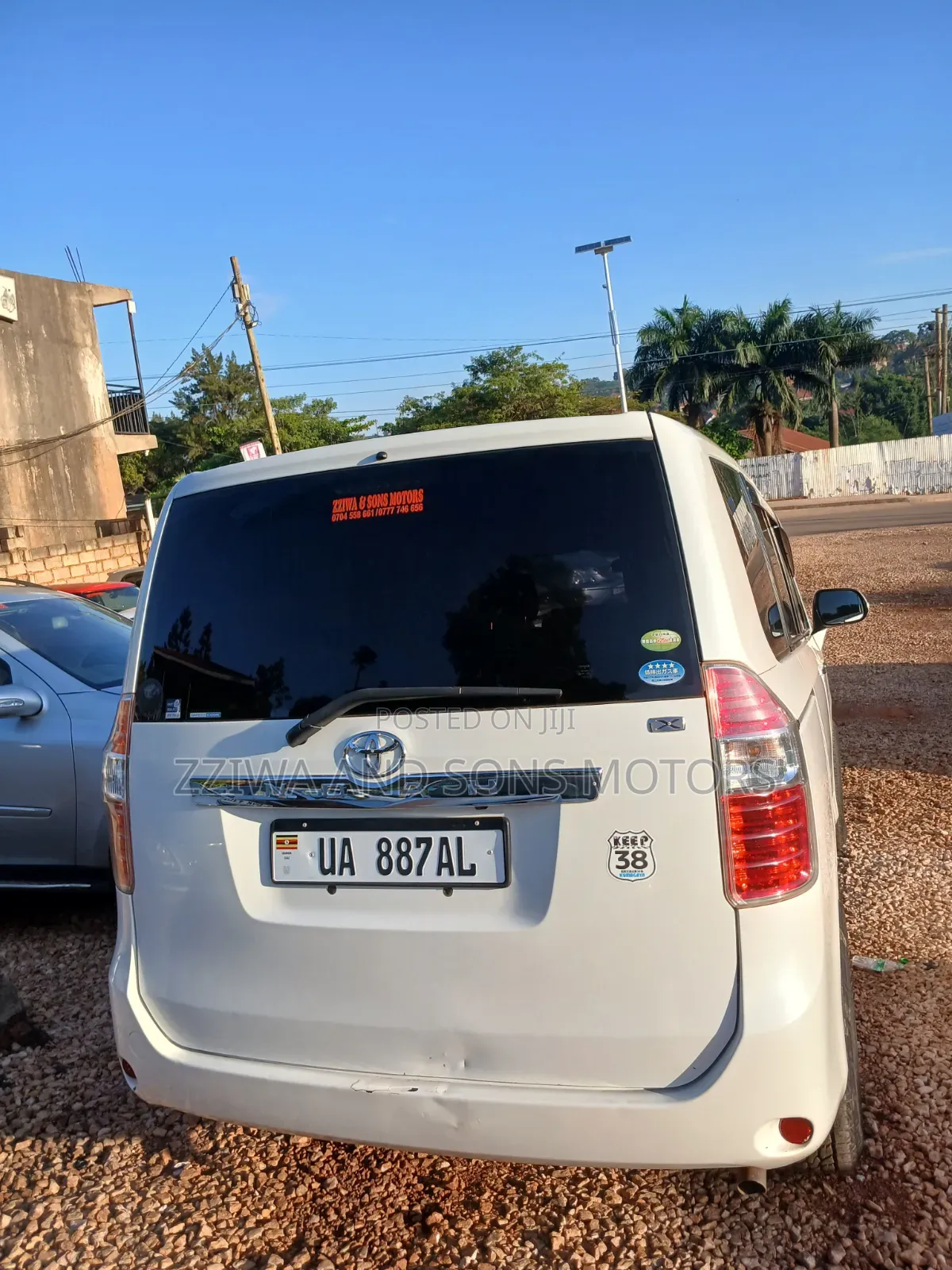 Toyota Noah 2.0 143hp FWD (8 Seater) 2012 White