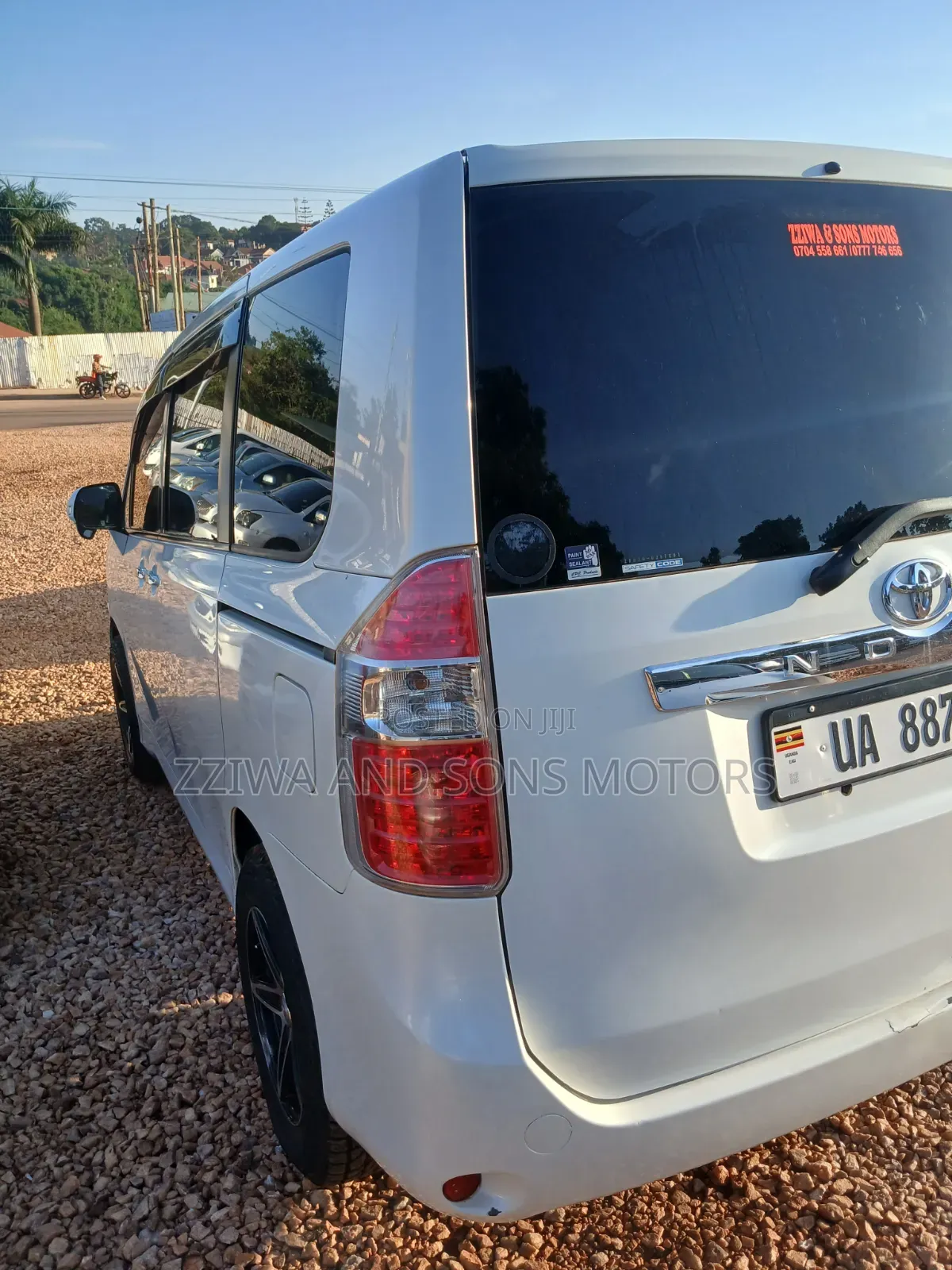 Toyota Noah 2.0 143hp FWD (8 Seater) 2012 White