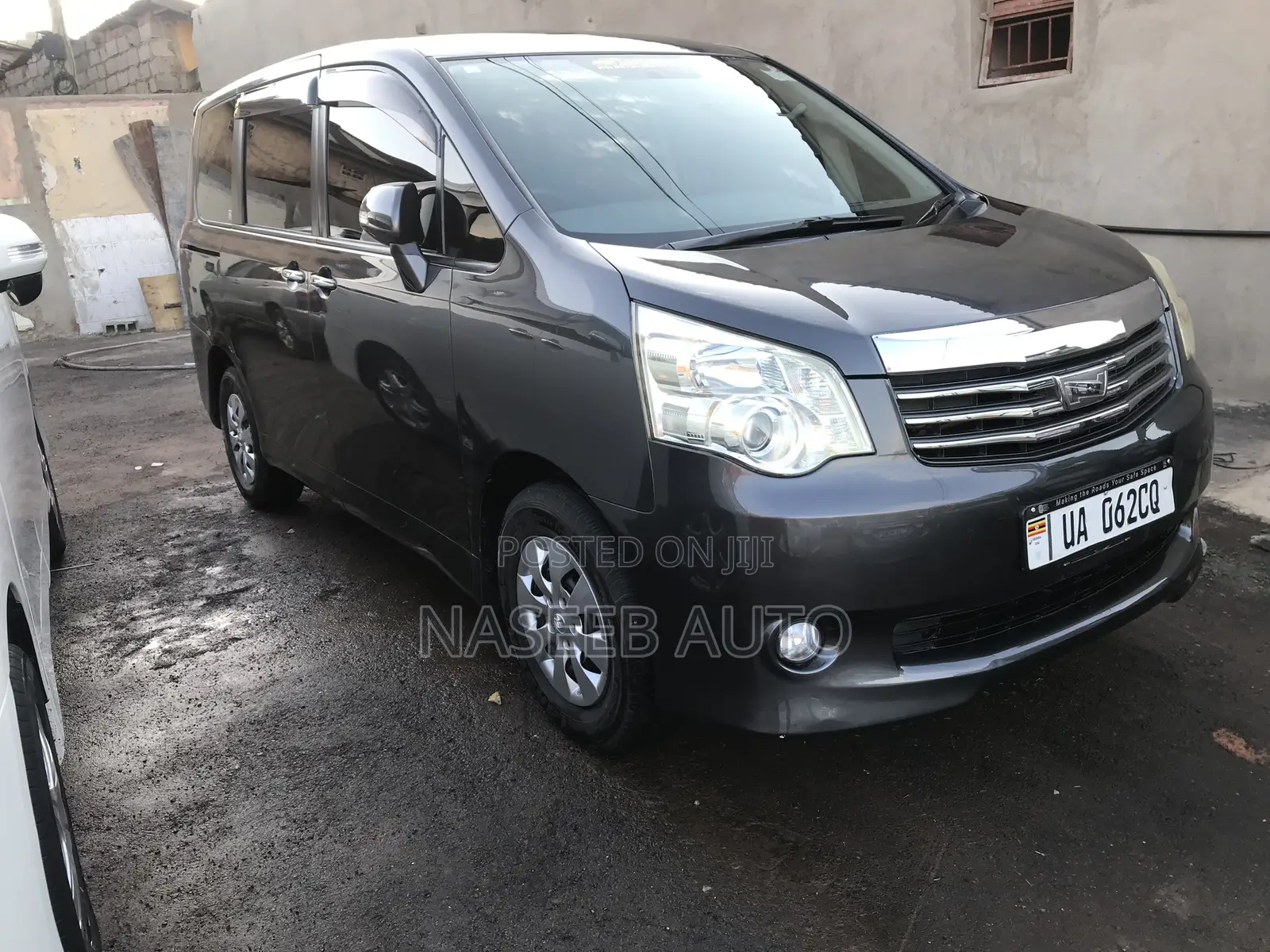 Toyota Noah 2012 Gray