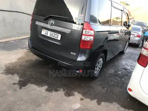Toyota Noah 2012 Gray