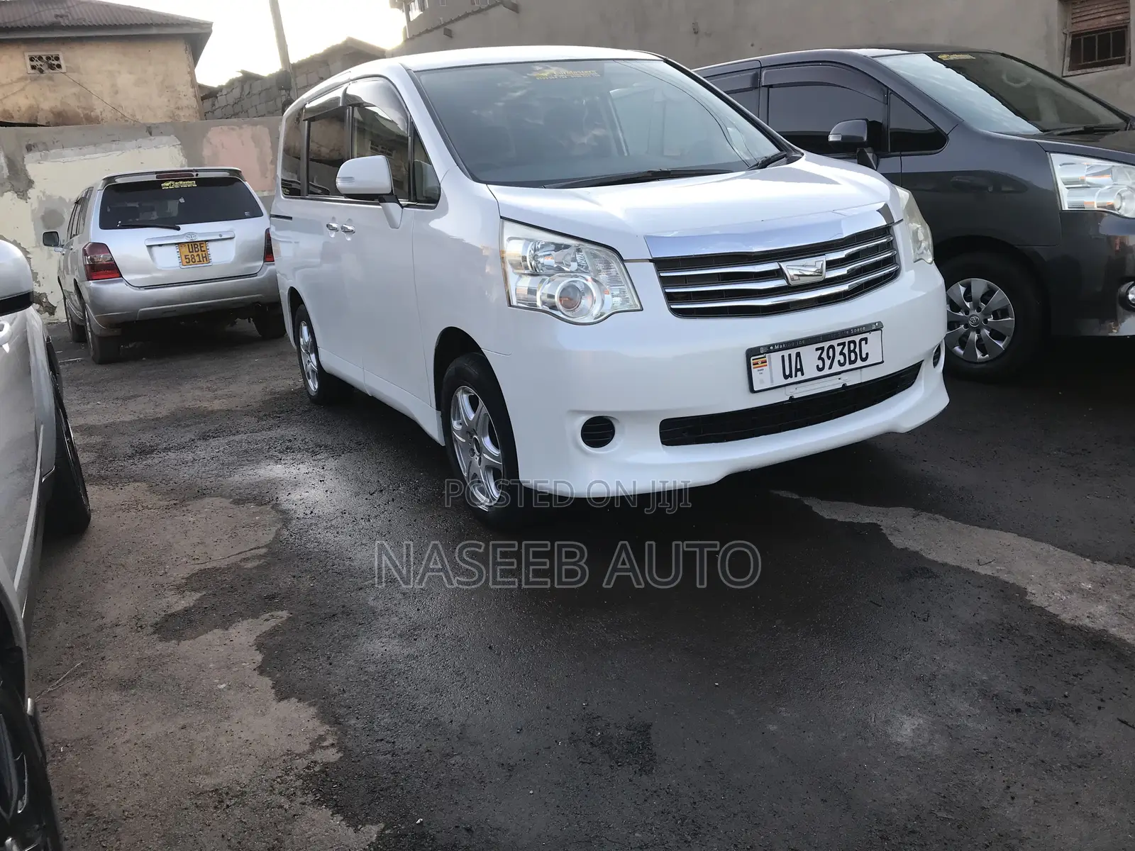 Toyota Noah 2012 White