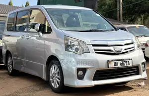 Toyota Noah 2.0 143hp FWD (7 Seater) 2012 Silver