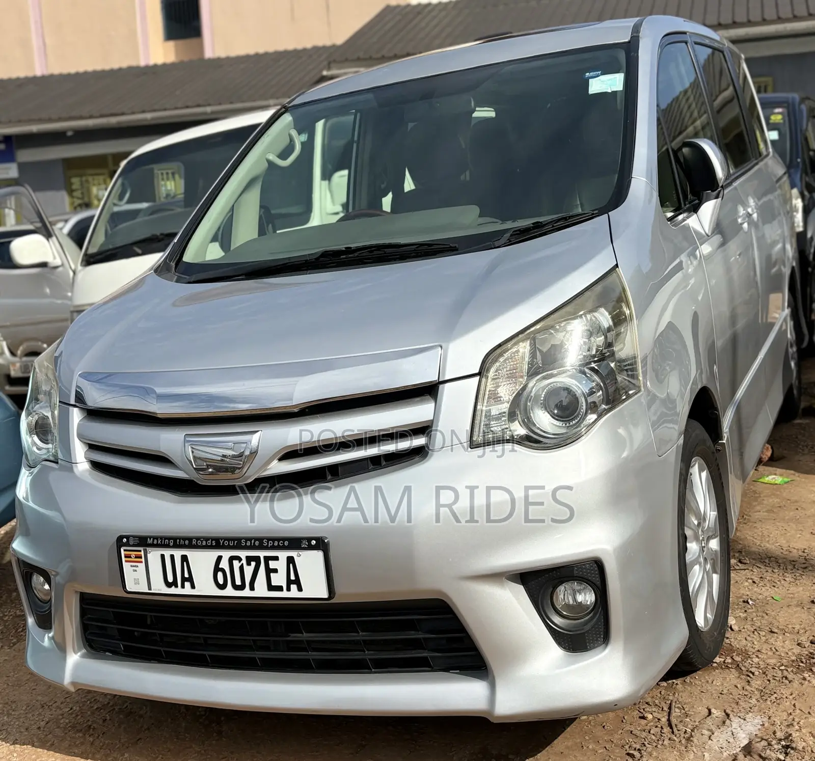Toyota Noah 2.0 143hp FWD (7 Seater) 2012 Silver