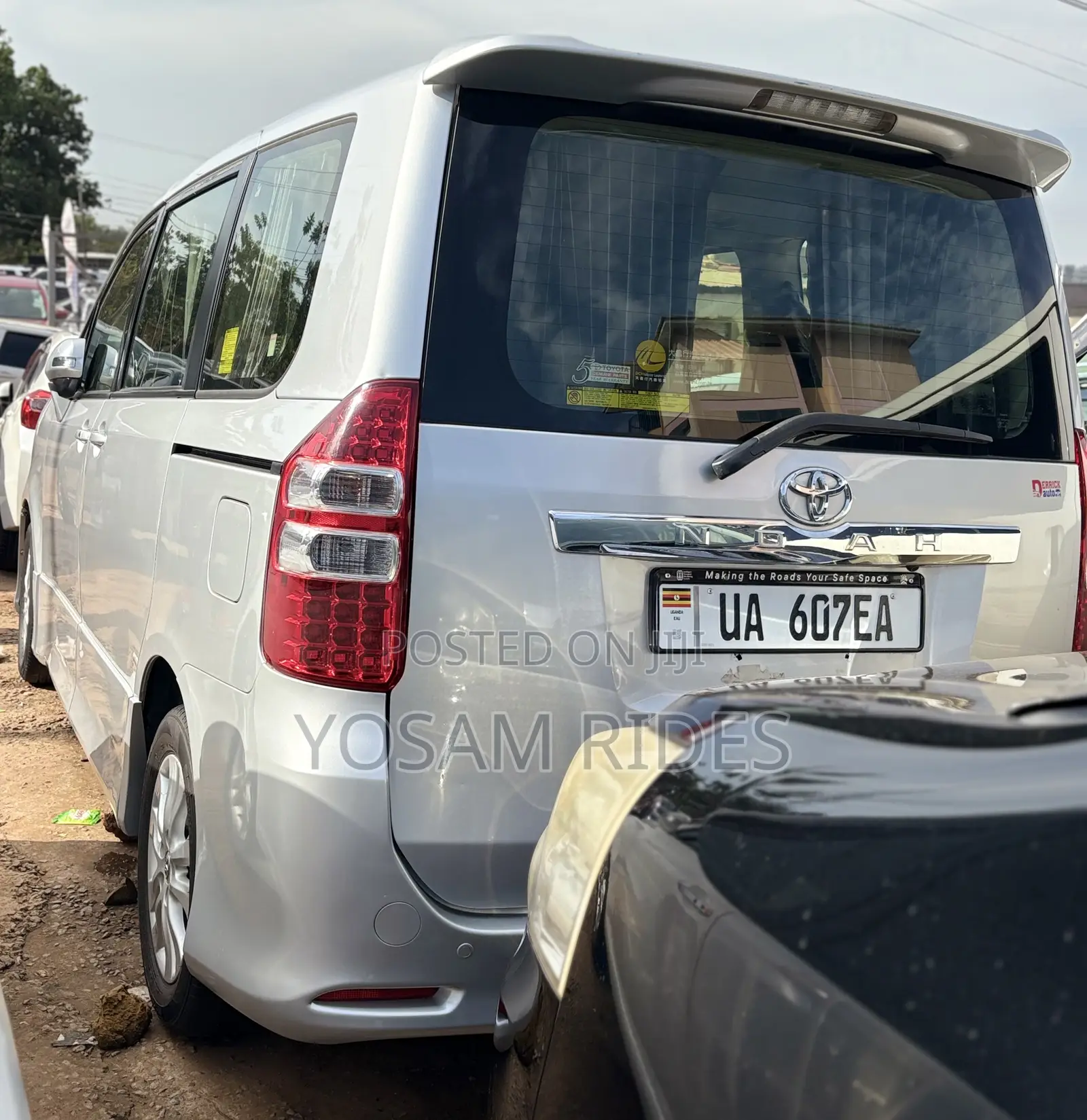 Toyota Noah 2.0 143hp FWD (7 Seater) 2012 Silver