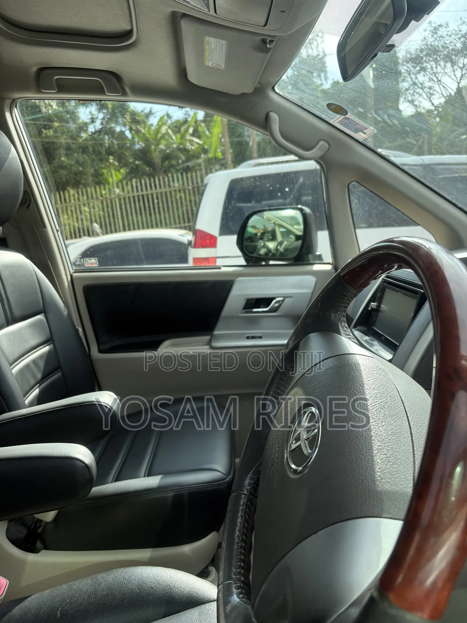 Toyota Noah 2.0 143hp FWD (7 Seater) 2012 Silver