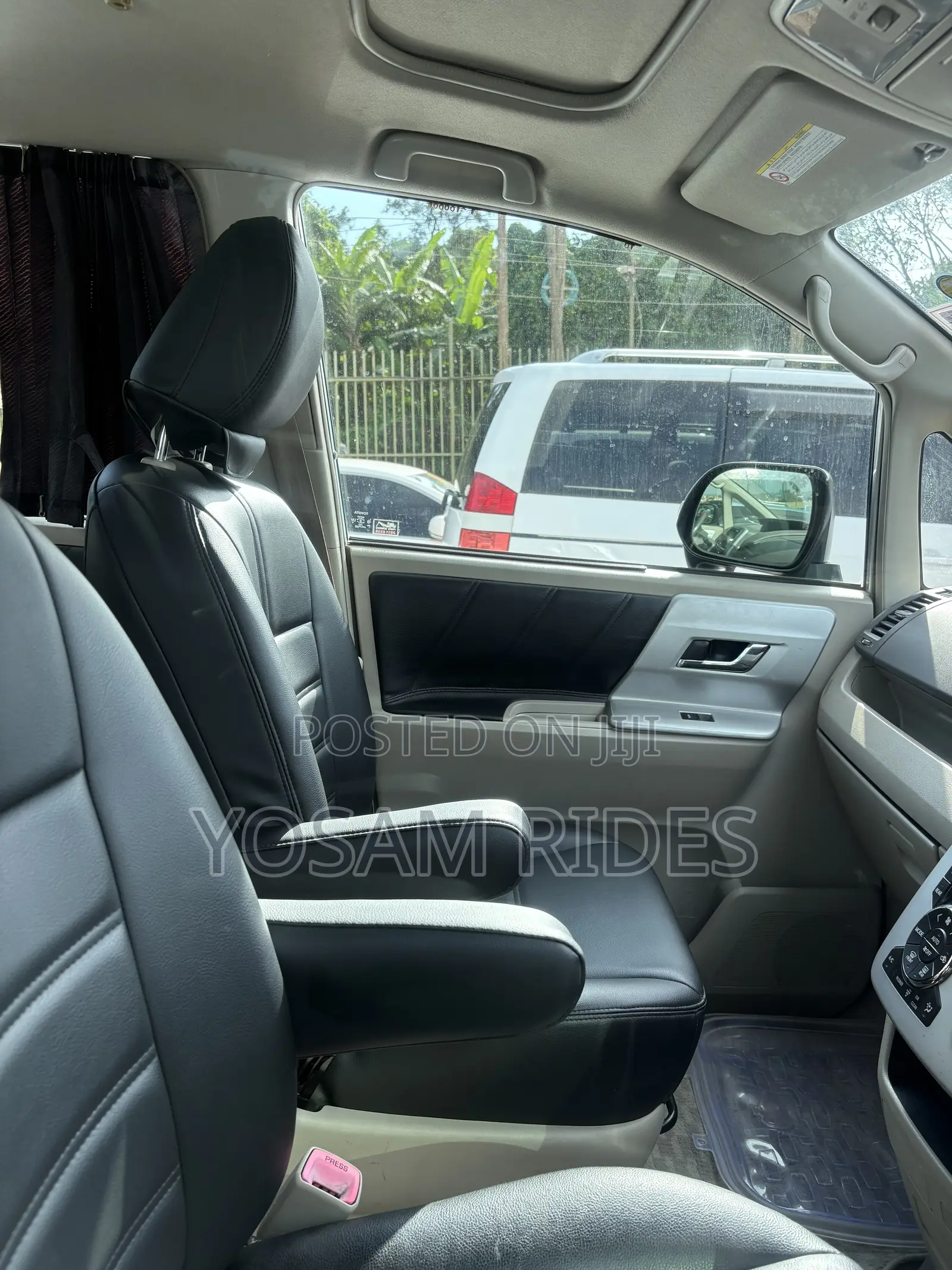 Toyota Noah 2.0 143hp FWD (7 Seater) 2012 Silver