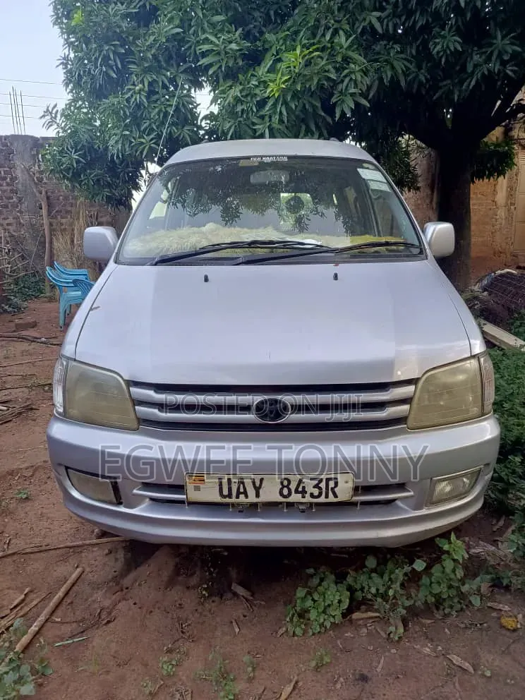 Toyota Noah 2001 Silver