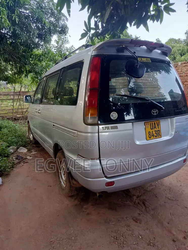 Toyota Noah 2001 Silver