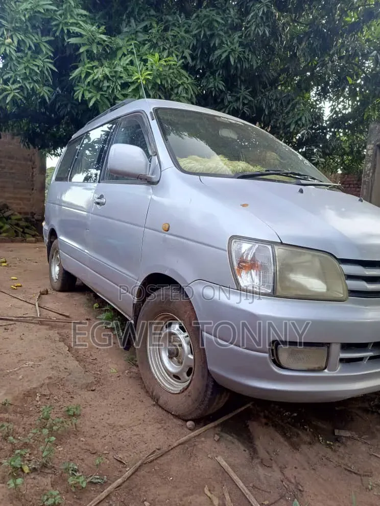 Toyota Noah 2001 Silver