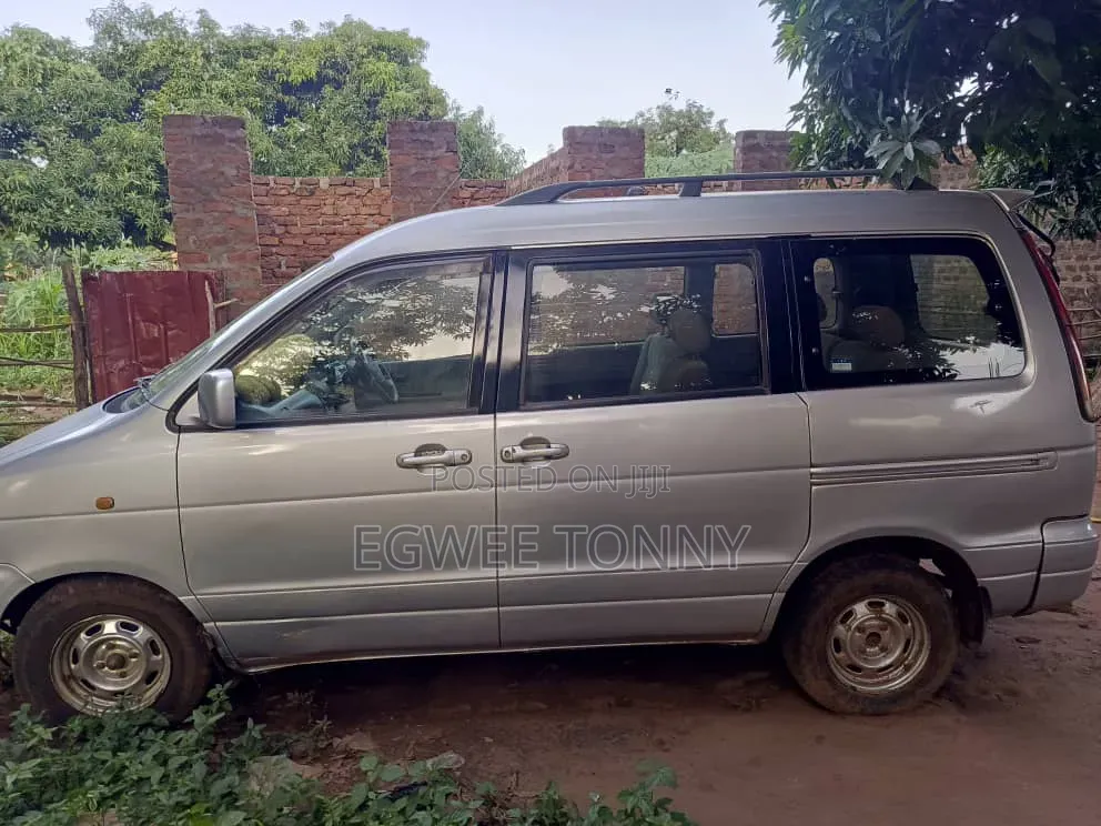 Toyota Noah 2001 Silver