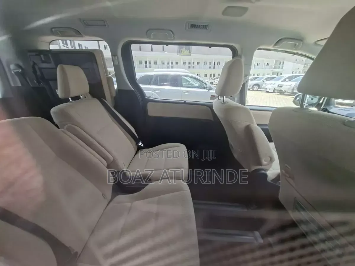 Toyota Noah 2016